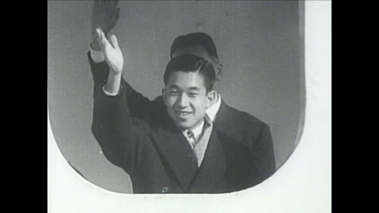 昭和28年(1953年)イギリスに向け横浜から出港された上皇さま (当時19歳)
