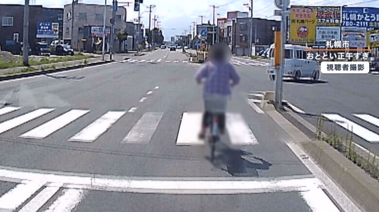 立ちこぎしながら右折して行く自転車
