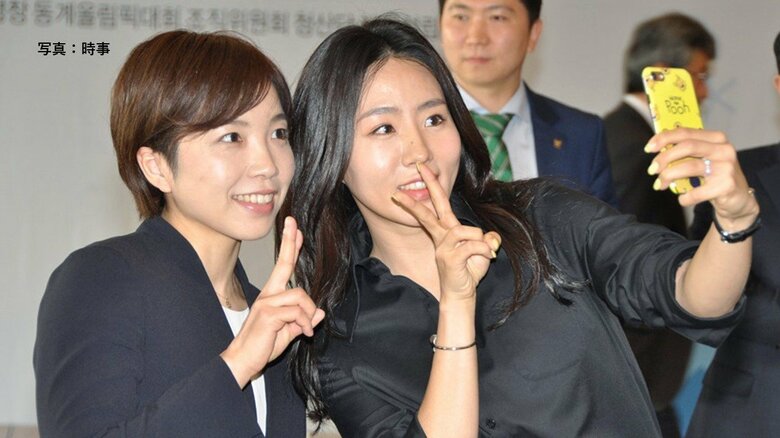 「韓日友情賞」授与後、自撮りする小平(左)とイ・サンファ(ソウル、2019年4月)