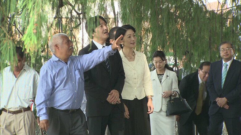 トゥーレの木をご覧になる秋篠宮ご夫妻