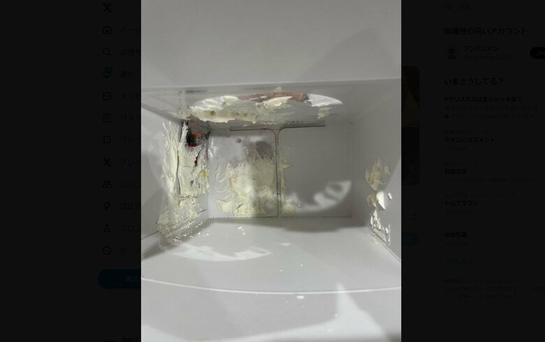 ケーキの箱にはクリームがべったりとくっついている（Ｘより）