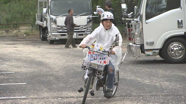 自慢の“デコチャリ”を披露してくれた少年