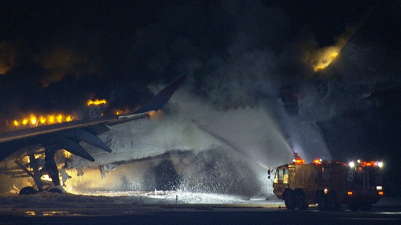 羽田空港で炎上する日航機