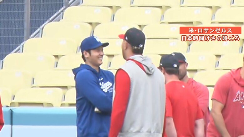 エンゼルスの選手たちと笑顔で話す大谷翔平選手