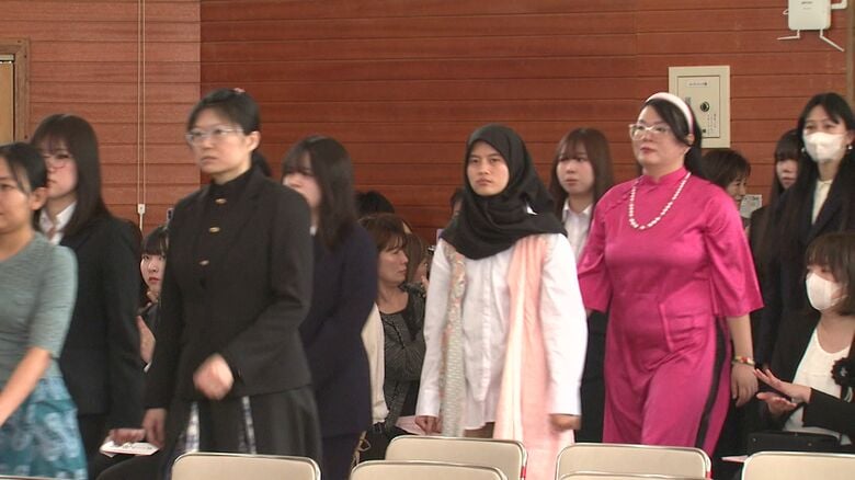 入学式に参加する留学生