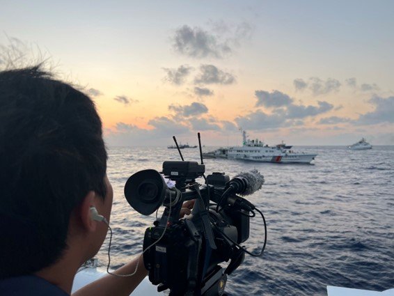 早朝多くの中国船団に囲まれる　撮影する向山カメラマン