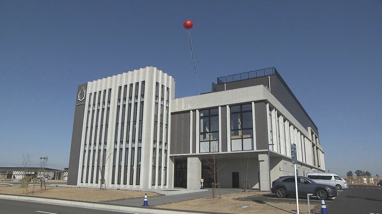 仙台市沿岸部の商業施設「アクアイグニス」に掲げられた赤いアドバルーン