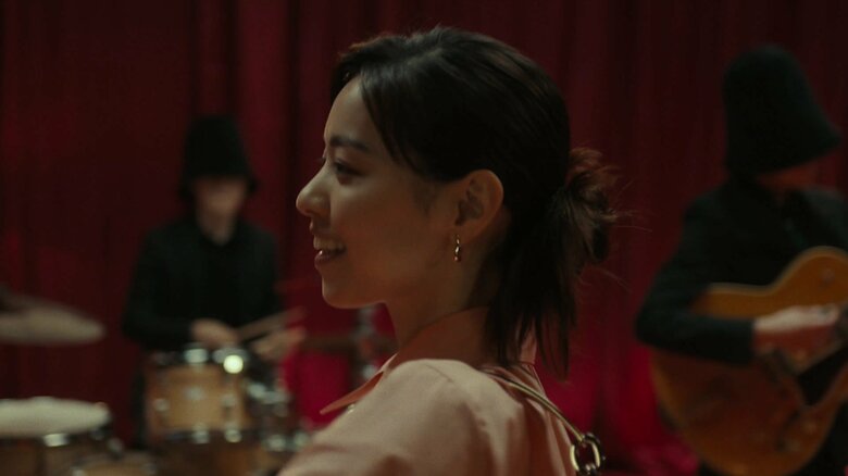 西野七瀬さんが軽快にステップ