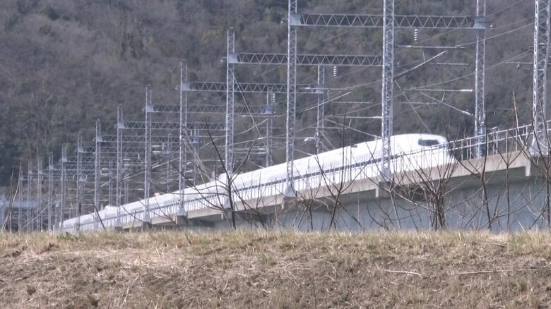 窓からは模型と一緒に“本物の新幹線”も眺めることができる