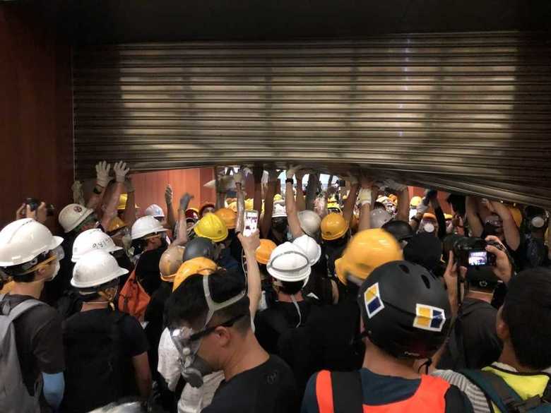 平和的訴えは役に立たないと教えたのはお前たちだ! 一線を越えた香港デモに感じた恐怖