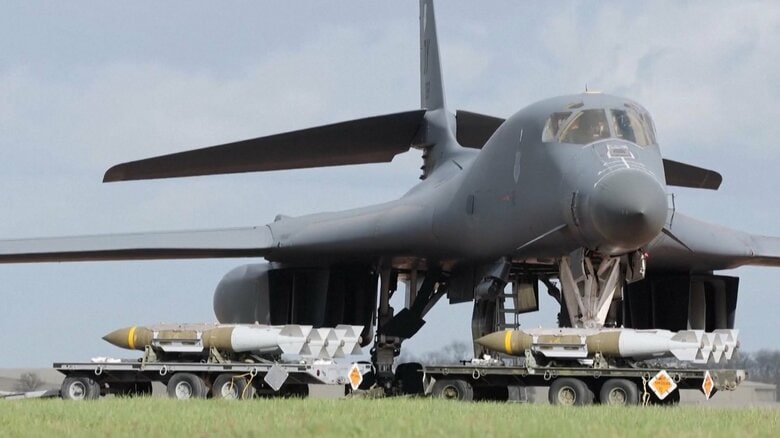 英国フェアフォード空軍基地に展開したB-1B重爆撃機　機種の下に精密爆撃用のスナイパーポッド　（3/11）