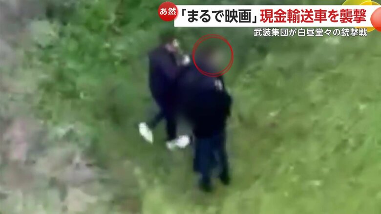 取り押さえられた犯人の1人（IHA）