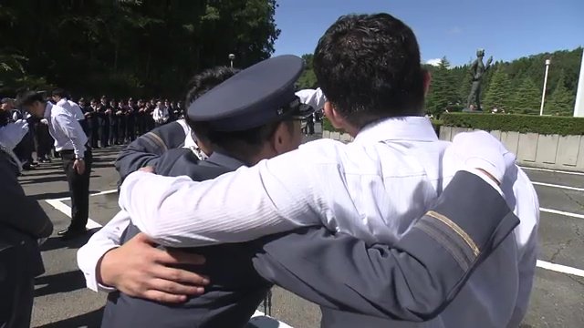 別れを惜しむ初任科生たち