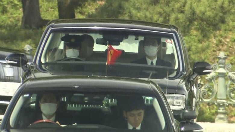 皇居を出発する両陛下の車の助手席に乗る側衛官