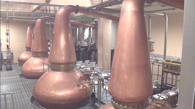 駿介さんが海外の仲間からアドバイスを受けながら作った蒸溜所