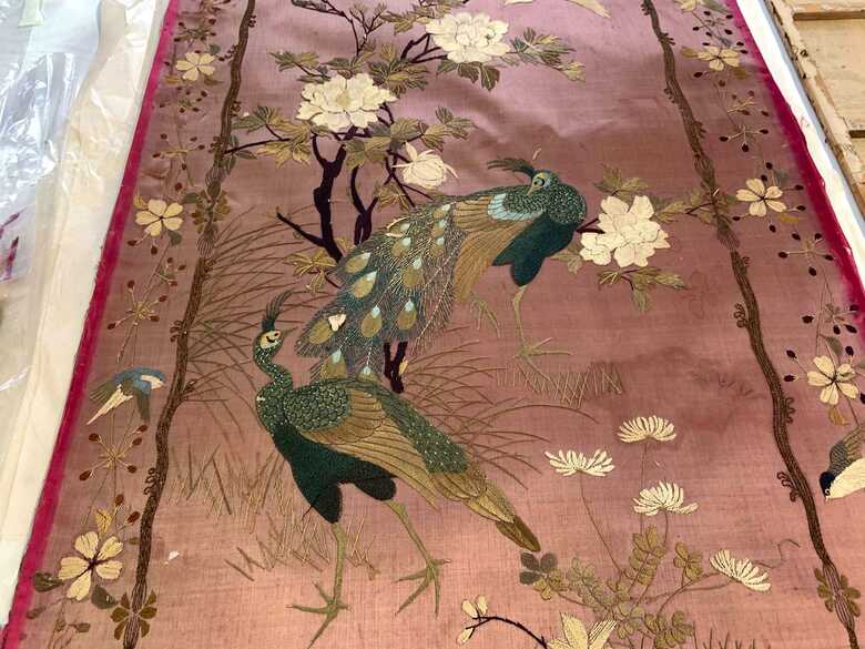 色は褪せているもののモチーフの鳥や花は当時のまま生き生きと描かれている