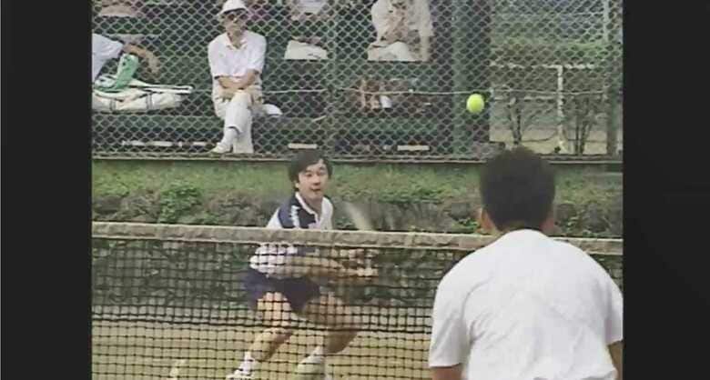テニスを楽しまれる天皇陛下（1990年 長野・軽井沢町）