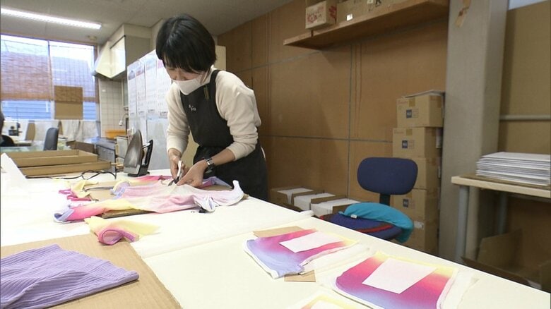 選んだ子供服を裁断していく
