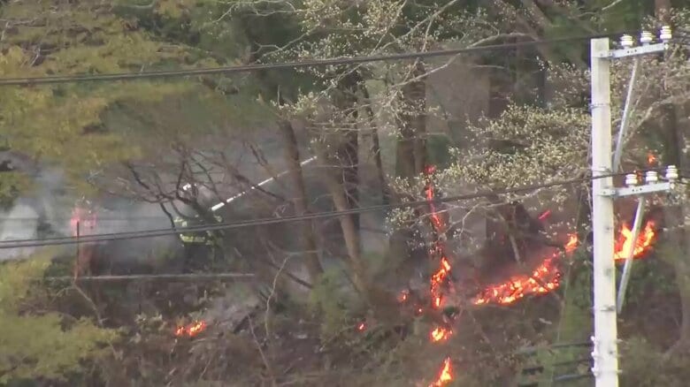 大槌町山林火災住宅地に迫る（4月24日消火活動）