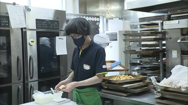 パンを作る遠藤大輝さん