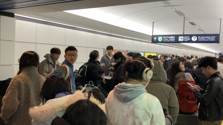 空港直結の駅は人であふれかえっていた（撮影：視聴者）