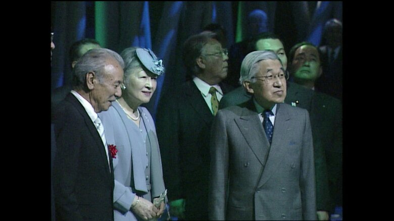 長久手日本館をご覧になる両陛下