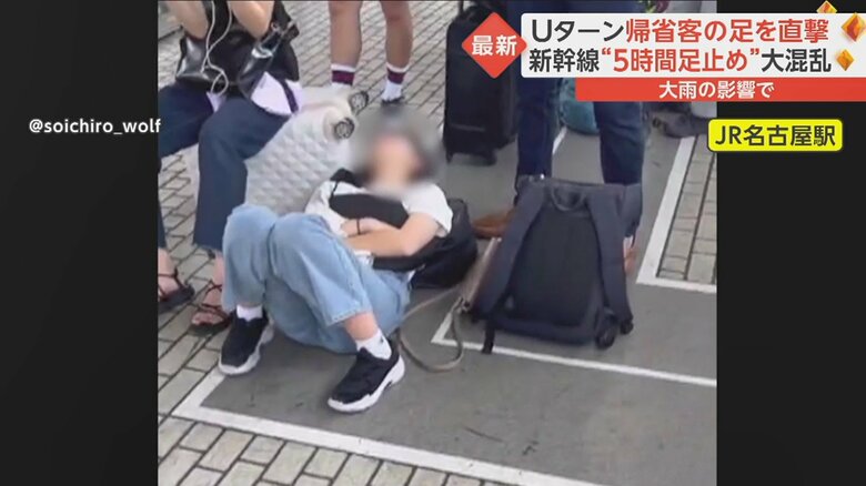 バッグを枕にホームで寝てしまう人も…