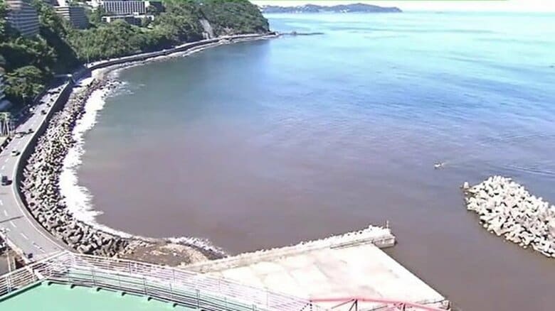 茶色く濁った熱海市・伊豆山港　アワビやサザエがとれる豊かな海だった