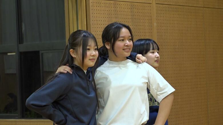 現在高校2年生のプテリ・アレタさん（写真：真ん中）