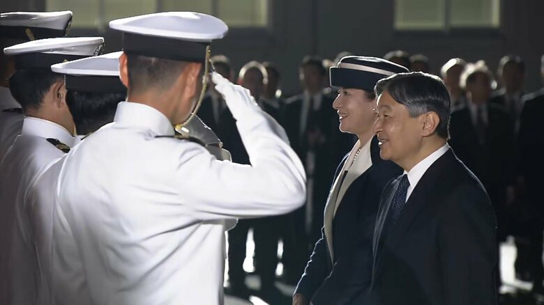 硫黄島を後にされる天皇皇后両陛下