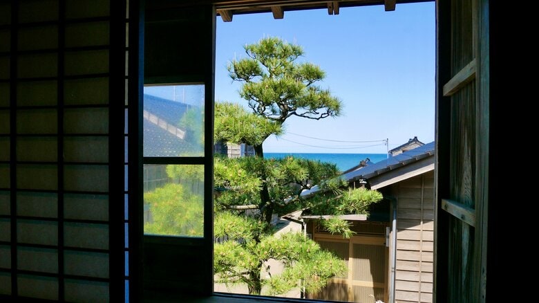 旧角海家の窓から見える日本海（撮影：2019年5月）