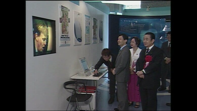 水の展示会をご覧になる皇太子さま