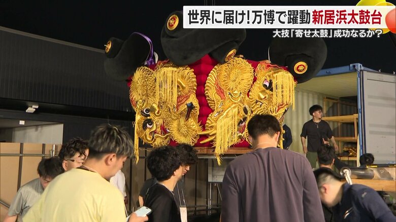 くくりや房、絢爛豪華な幕を取り付けていく