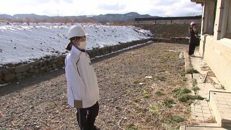 父・祐一さんの語り部を聞く娘の多恵さん