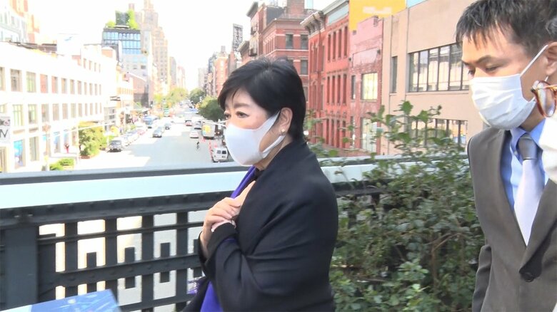 鉄道を活用した公園を視察する小池都知事（16日）