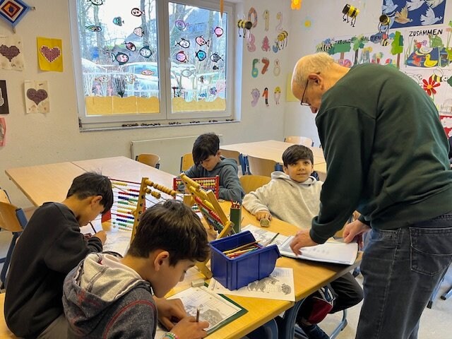 基礎的な読み書きと算数を教える