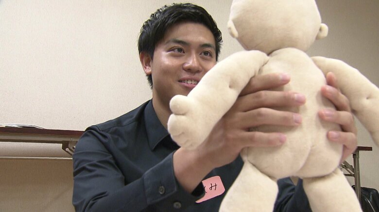 人形を使ってあやす練習からスタート