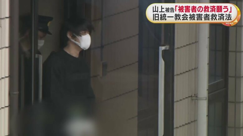 移送される山上被告（2023年2月）