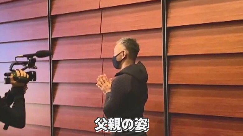 新之助さんが登場すると、手を合わせて心配そうに見守る團十郎さん