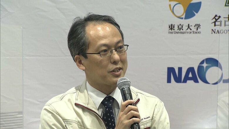 笑顔で会見するJAXA 津田雄一プロジェクトマネージャー　12月6日　