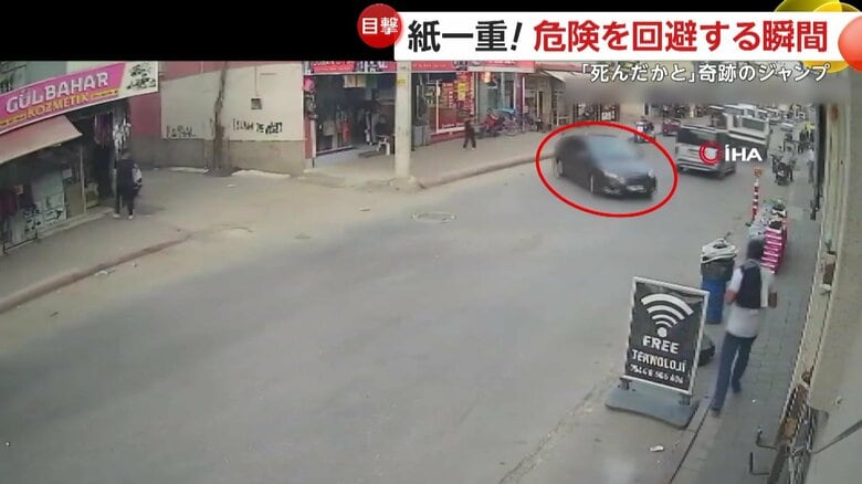 車が暴走し、男性がジャンプで回避する瞬間（トルコ）②
