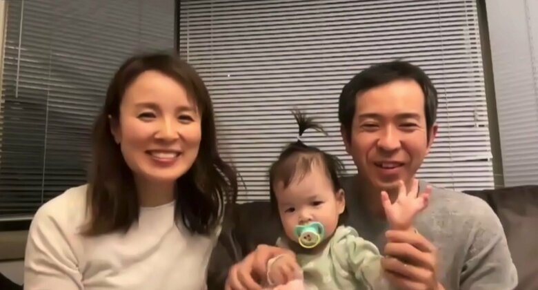 笑顔でオンライン会見に臨む佐藤葵ちゃんの家族