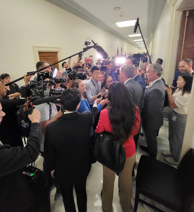 注目の高さから全米のメディアも集結した