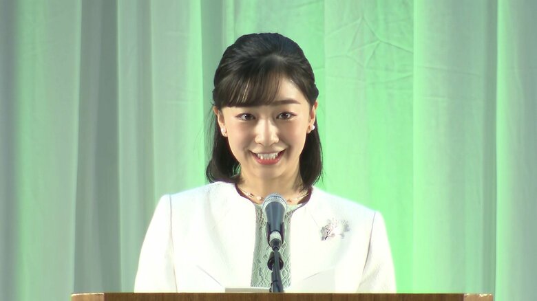 おことばを述べられる佳子さま