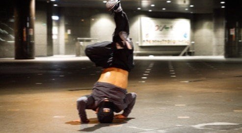 フリーズの練習をするShigekix