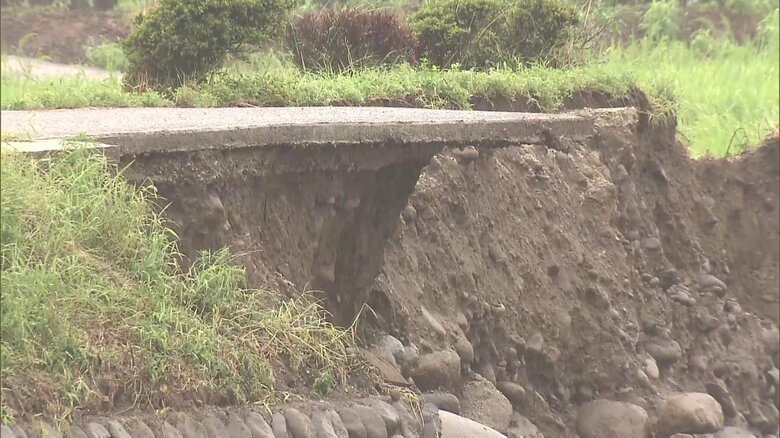 大分・国東市の道路が大きくえぐられ通行止めに