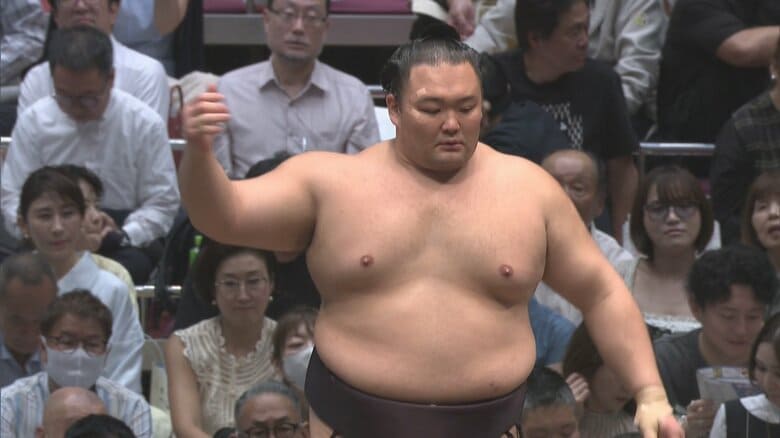 金峰山との一番に臨む朝乃山（14日）　画像提供：日本相撲協会