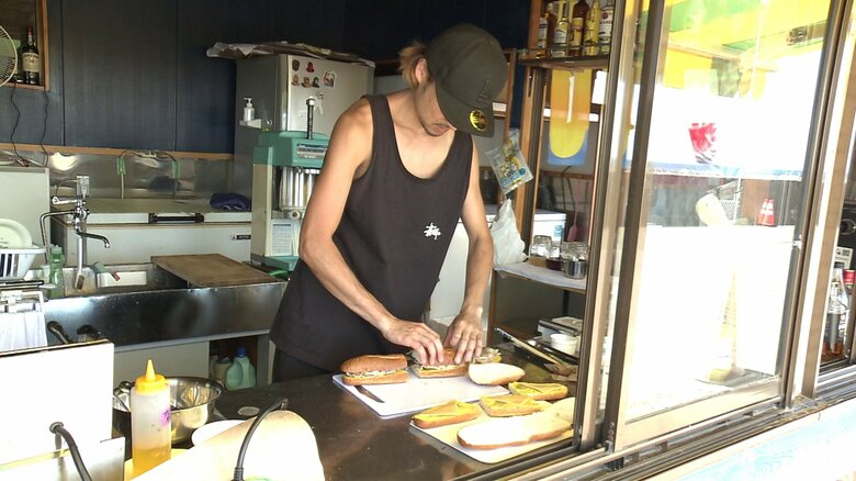 看板メニュー「キューバサンド」を作る川村さん