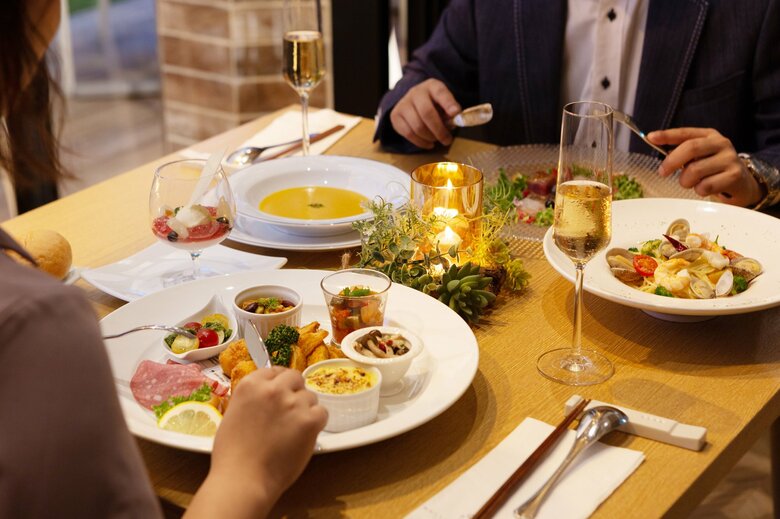 ムーディーなディナータイムにワモンゴキブリが降ってきたら…（画像はイメージ）