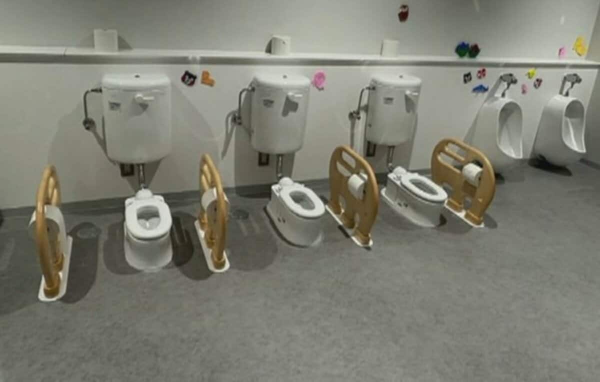 小学生 トイレ盗撮 仕切りもなくて丸見え」万博会場内の“子ども用トイレ”写真が物議…専門家「混雑の中でなく、数家族で使えるなら」｜FNNプライムオンライン